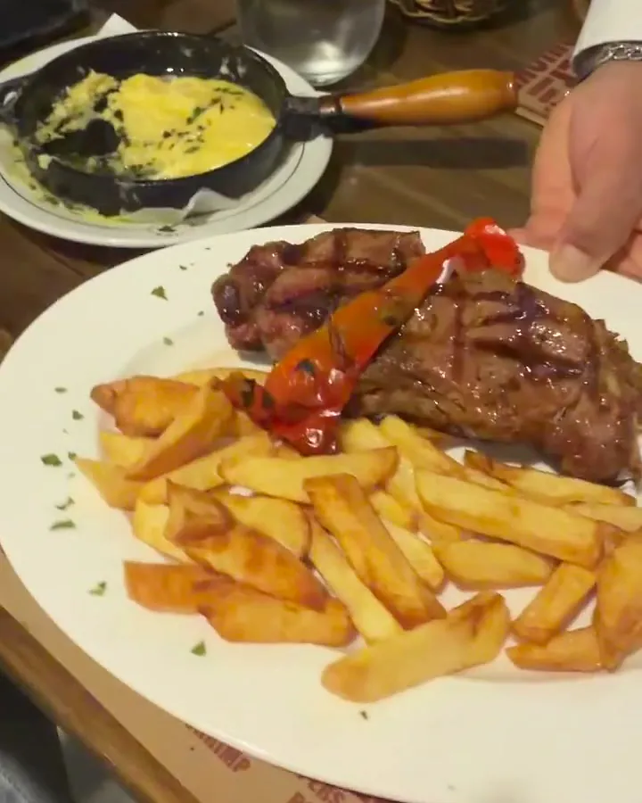 Bife de chorizo con papas fritas